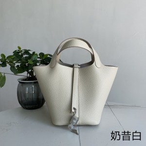 「#4431」 Hermès Milkshake Silver Buckle Picotin Lock 18cm