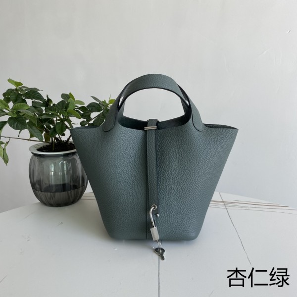 「#4471」 Hermes Almond Green Silver Buckle 18cm Picotin Lock 18cm 「#4471」 Hermes Almond Green Silver Buckle 18cm Picotin Lock 18cm