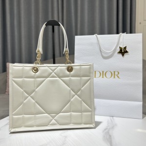 「#2261」 dior M8721OZVJ-M45U Milky white 36.5 x 28 x 17.5cm