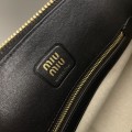 「#9007」 miumiu 30114B108 Sac à coque en cuir de vache Aventure 33×17×11cm 「#9007」 miumiu 30114B108 Sac à coque en cuir de vache Aventure 33×17×11cm