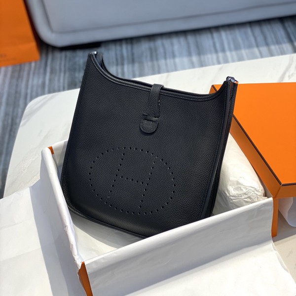 「#4096」 Hermès Black French Evelyne 29cm