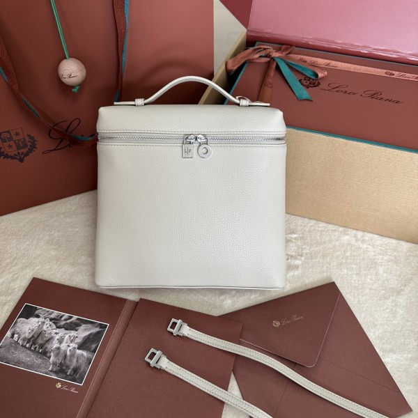 「#7103」Loro pian Extra Pocket L23.5 silver buckle - FAM6491 - 21✖️23.5✖️8cm - light beige 「#7103」Loro pian Extra Pocket L23.5 silver buckle - FAM6491 - 21✖️23.5✖️8cm - light beige