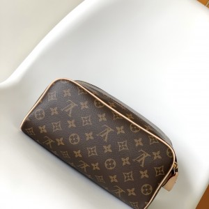 「#0311」Louis Vuitton  Louis Vuitton Dopp Kit  M12643 28.0 x 15.0 x 16.5
