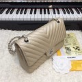 「#10247」Chanel 2018 Big V Beige Silver Chain 25cm AS8023