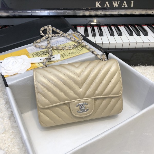 「#10257」Chanel 2018 Big V Beige Silver Chain Silver Buckle 20cm AS8500