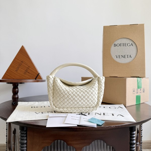 「#11012」BOTTEGA VENETA padded intreccio 805739  23*11*8