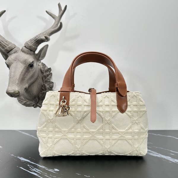 「#2134」 dior 1163 White 23×15×15cm