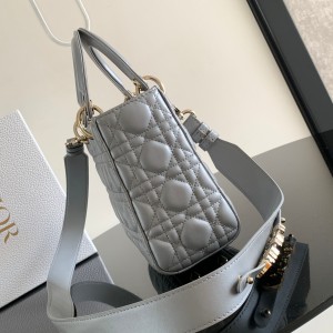 「#2008」dior M0538  Pearlescent Gray 20 x 17 x 8 （cm）